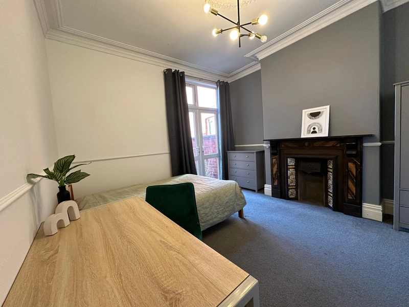 6 bedroom, 3 Bathroom - West end student property! - Thumbnail 2